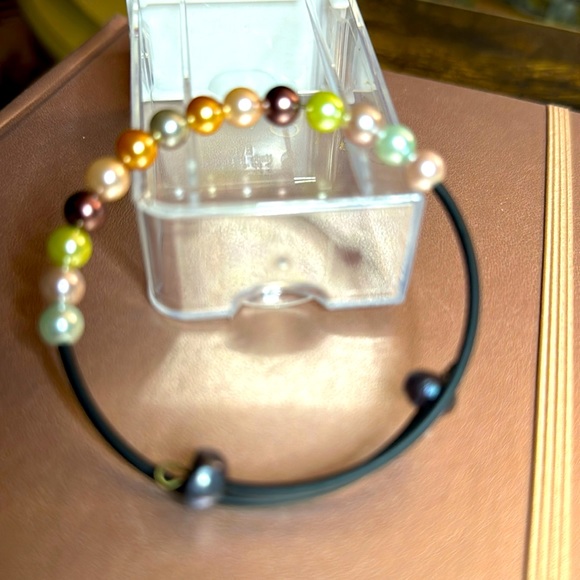 Jewelry - Memory wire bracelet